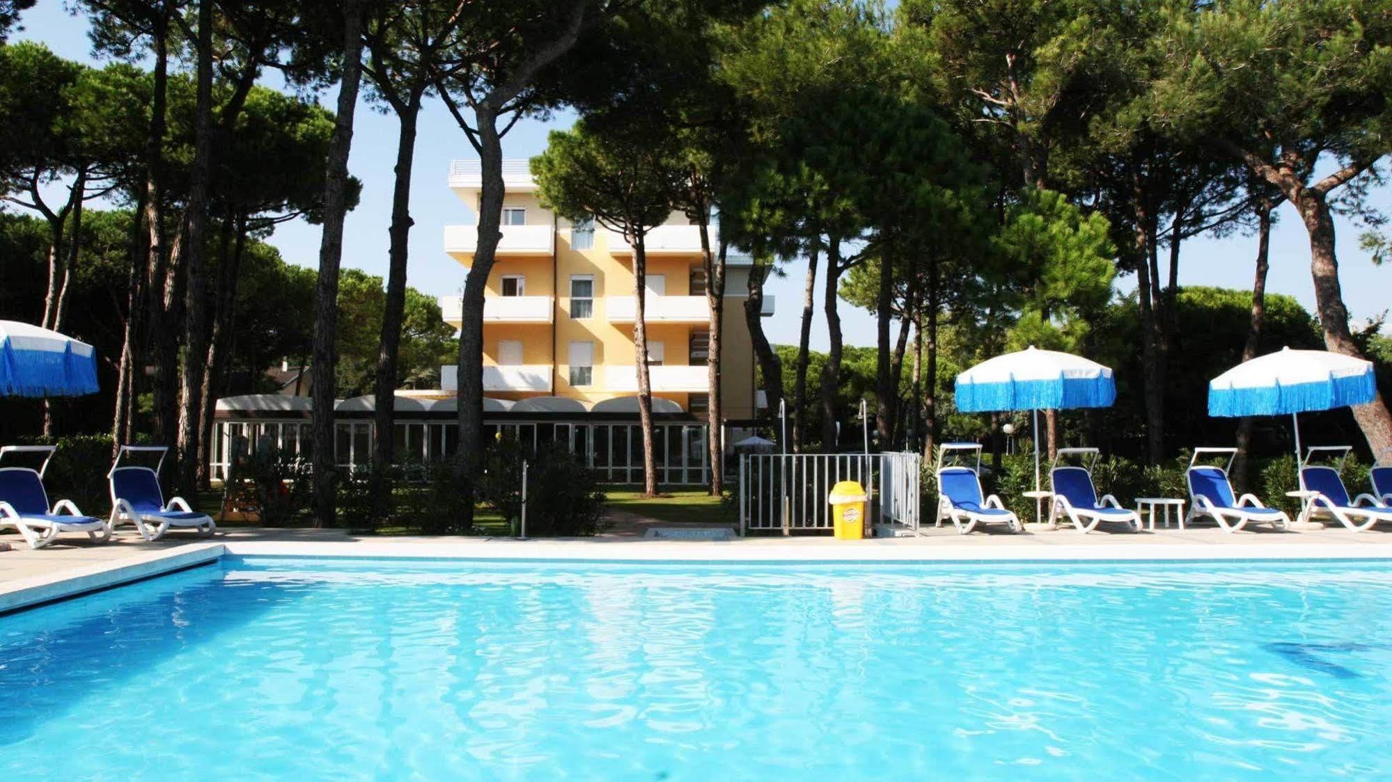 Aparthotel La Pineta Lido di Jesolo Ngoại thất bức ảnh